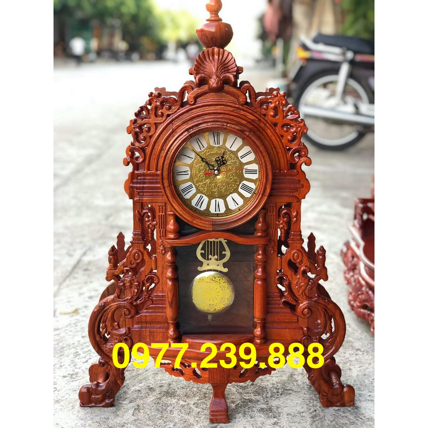 Đồng hồ để bàn gỗ hương cao 70cm mẫu hoa lá tây