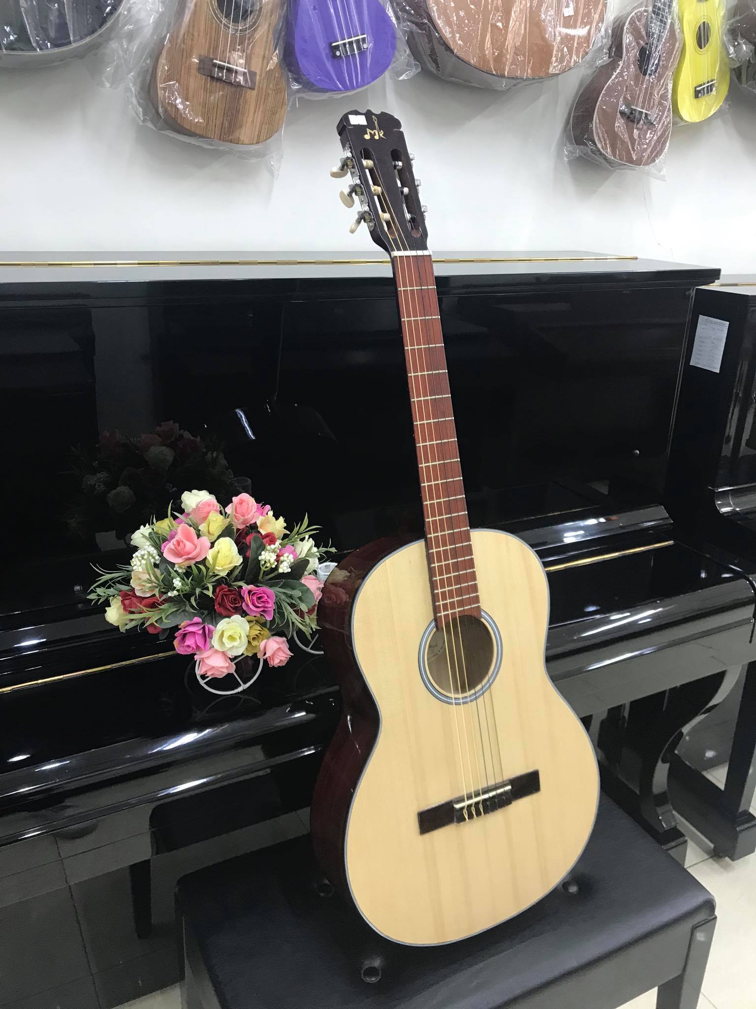 Đàn guitar Classic MKC95, thùng tròn, màu vân gỗ, Việt Nam, kèm bao da 2 lớp, bộ dây