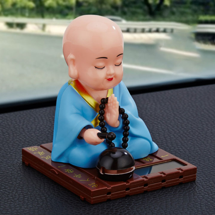 Tượng phật cầu an để trên xe hơi năng lượng mặt trời, tay và đầu tự chuyển động khi có ánh sáng