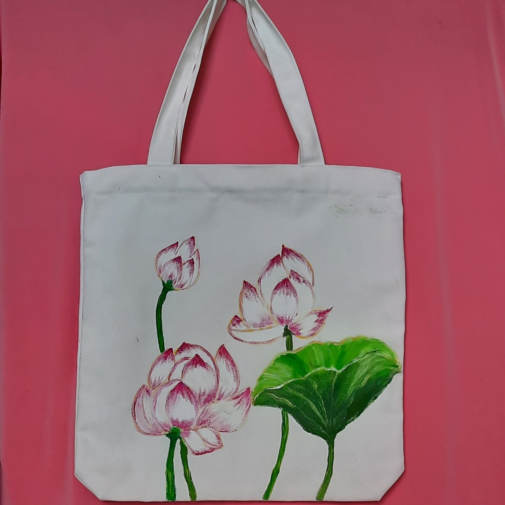 Túi xách vải bố, vẽ bằng chân, màu Acrylic, kích thước 37x38cm đựng đồ thoải mái khi ra ngoài. Túi được vẽ tranh theo chủ đề về MẸ, về HOA, về TRANH CẢNH đồng quê xanh mát. (giao mẫu ngẫu nhiên)