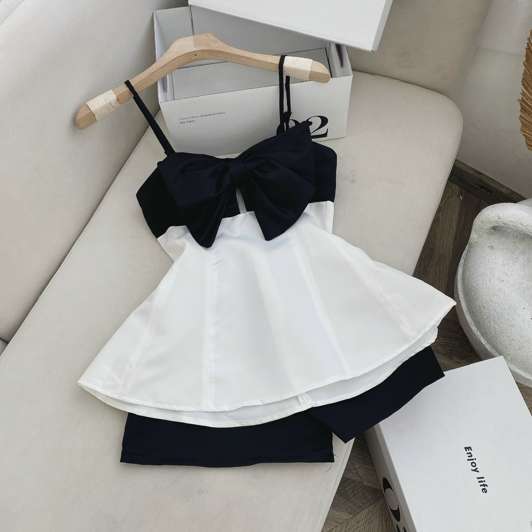 Set áo 2 dây nơ ngực kèm quần short sang chảnh