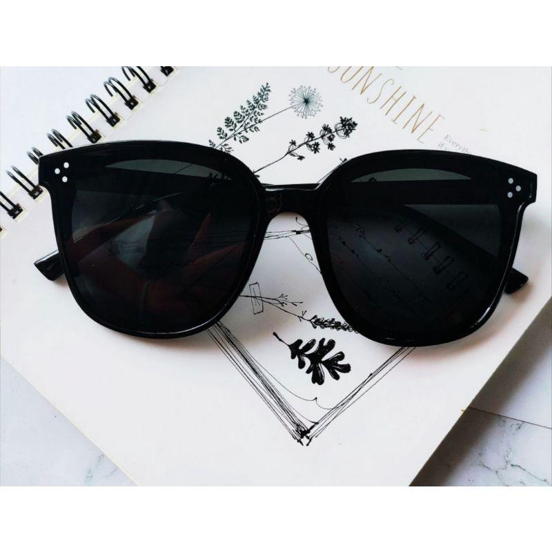 Kính râm đi nắng xì tai