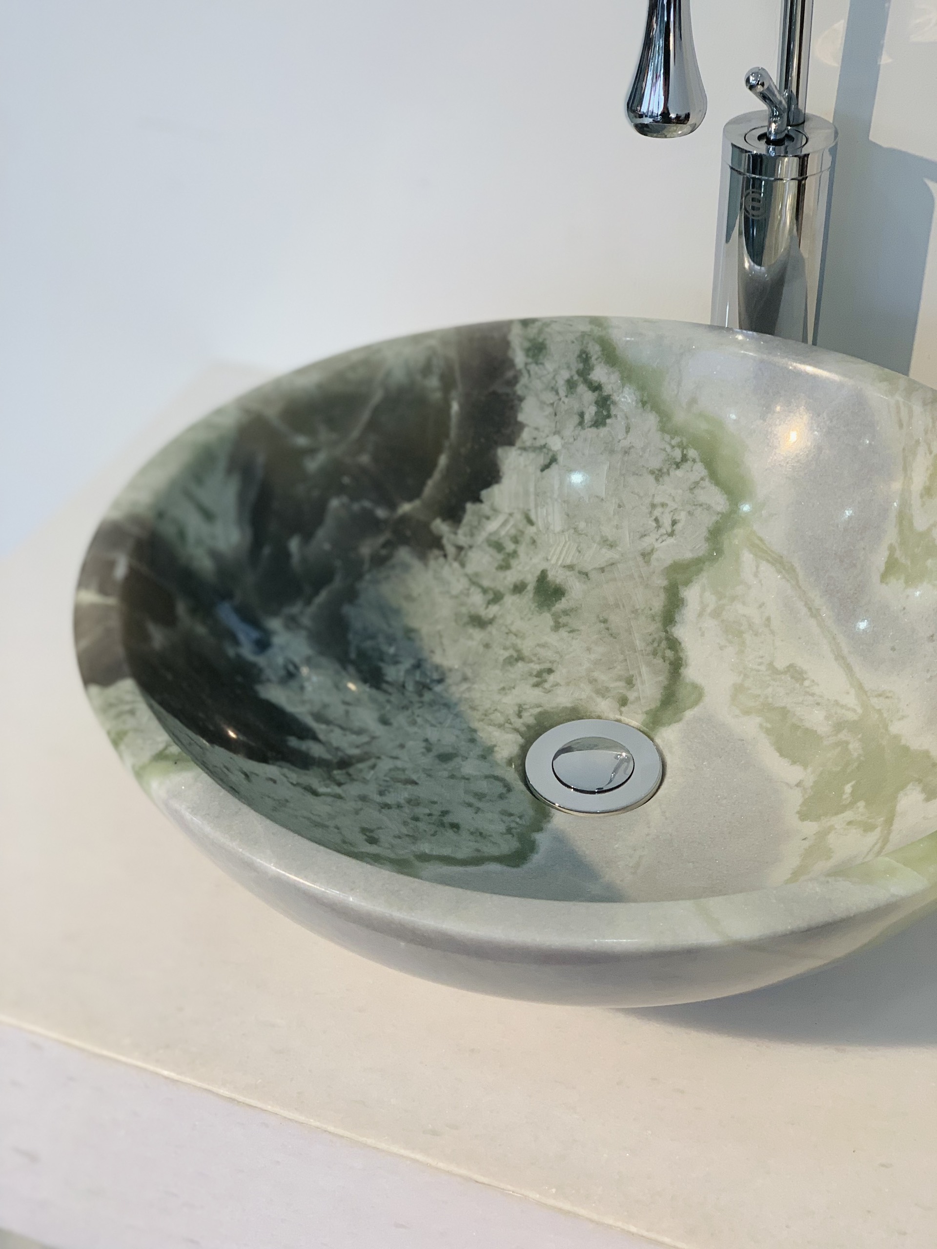 LAVABO ĐẶT BÀN ĐÁ TỰ NHIÊN DÁNG TRÒN MỎNG XANH ONYX HIMALAYA