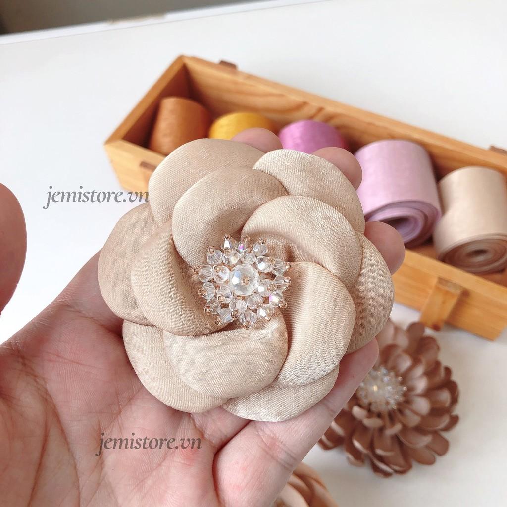 Hoa Cài Áo đẹp Handmade Ruy Băng Gấm Màu Nâu Kem