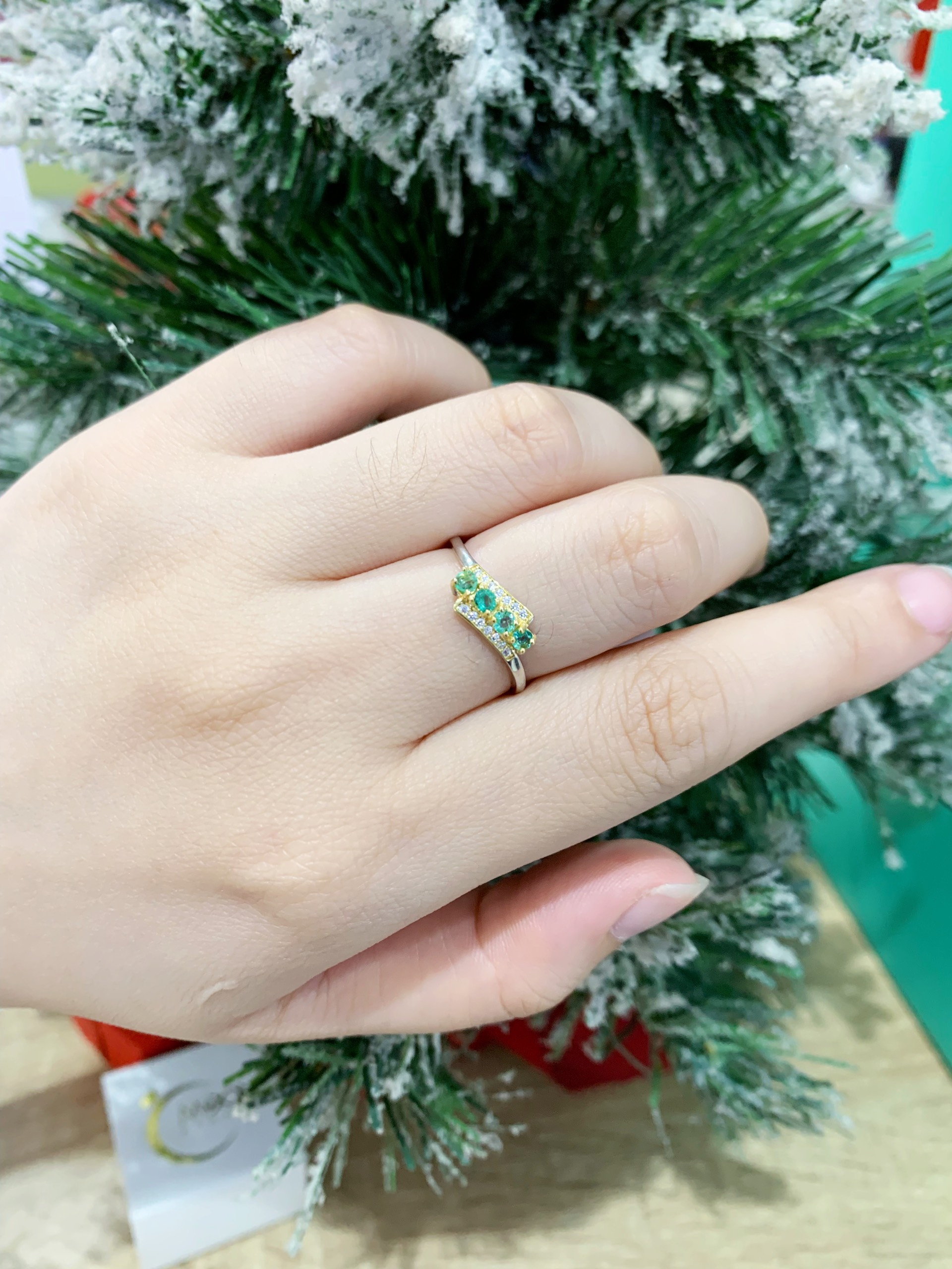 Nhẫn đính đá Emerald thiên nhiên - MOON Jewelry