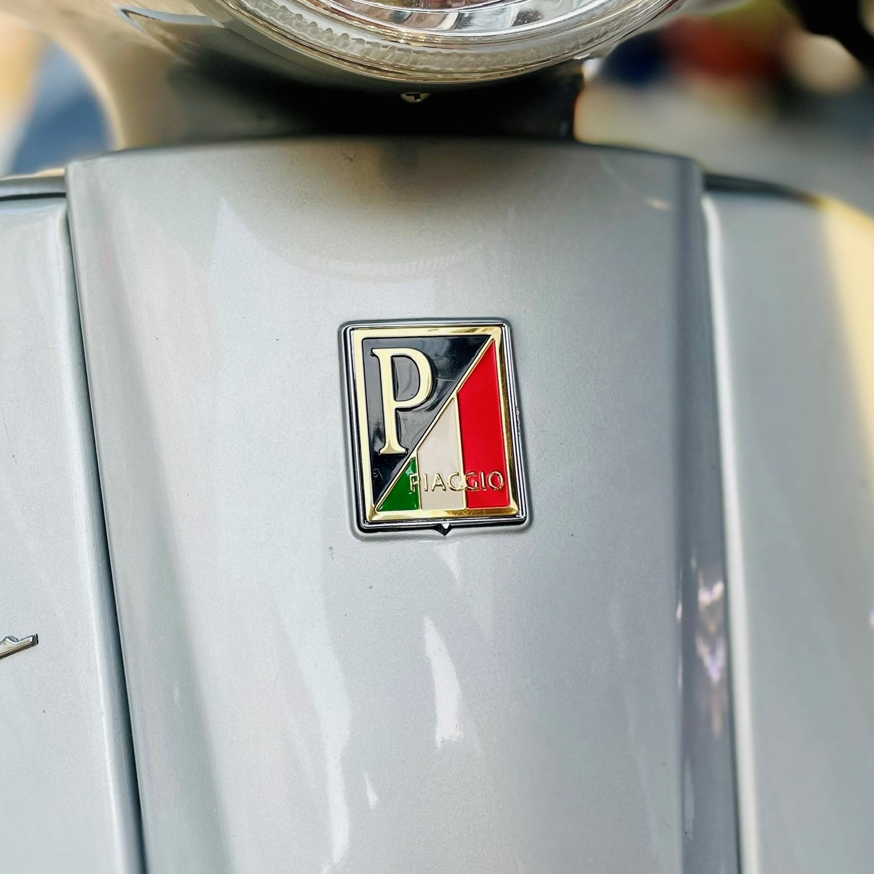 Logo Vespa P Cờ Itali Màu Sliver Cho Xe Vespa Kèm Đế