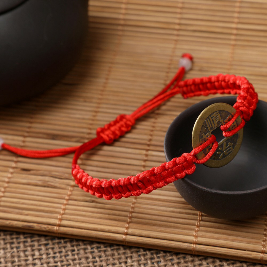 Vòng tay chỉ đỏ may mắn thái lan VÒNG TAY DÂY ĐỎ XU NGŨ ĐẾ MAY MẮN VÀ TÀI LỘC