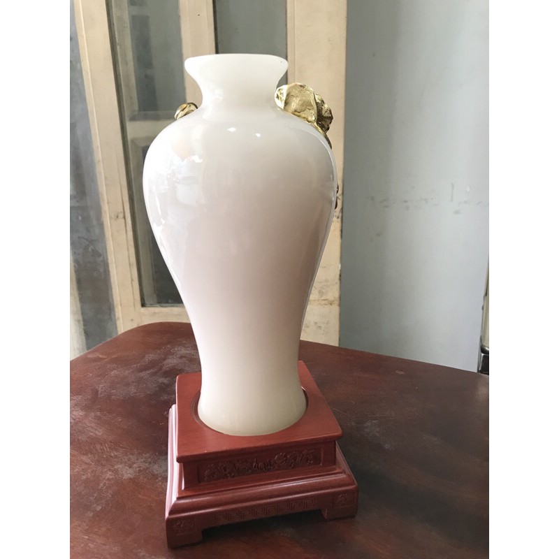 Chiếc Bình Hoa PHÚ QUÝ TRẮNG TINH TRẠM CÀNH HOA ĐÀO ĐẦY BÔNG QUÁ ĐẸP SIZE VỪA CAO 28CM X ĐK 12CM ĐẾ GỖ TRƯNG TRONG NHÀ CÔNG TY BIỂU TƯỢNG CHO SỰ BÌNH AN GIÀU SANG PHÚ QUÝ HỢP MỆNH KIM MỆNH THỦY ạ