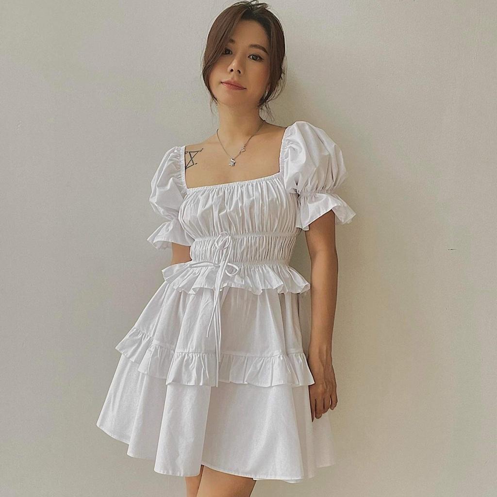 KIOBI – Đầm Artemis form mini ôm ngực, eo nhún thun, tay phồng,tùng xòe lai 2 tầng bèo,vải kate silk trắng - KID2112476T