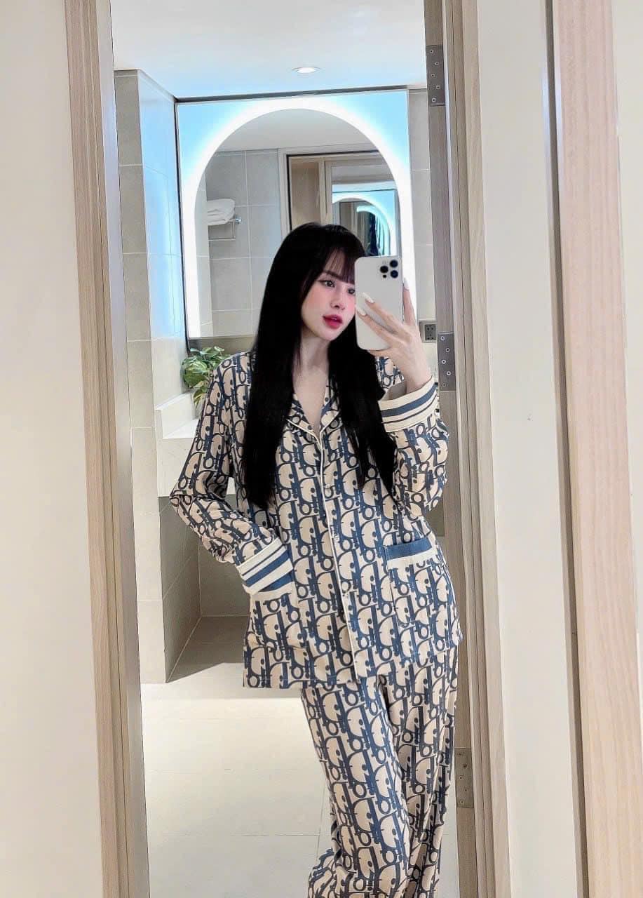 Bộ đồ pyjama lụa xước ánh kim hoạ tiết chữ D tay dài quần dài size M