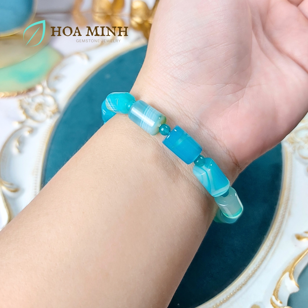 Vòng tay phong thủy đá Mã Não xanh biển có vân dạng lu thống size 8.6 x 12 li xen kẽ viên tròn mã não
