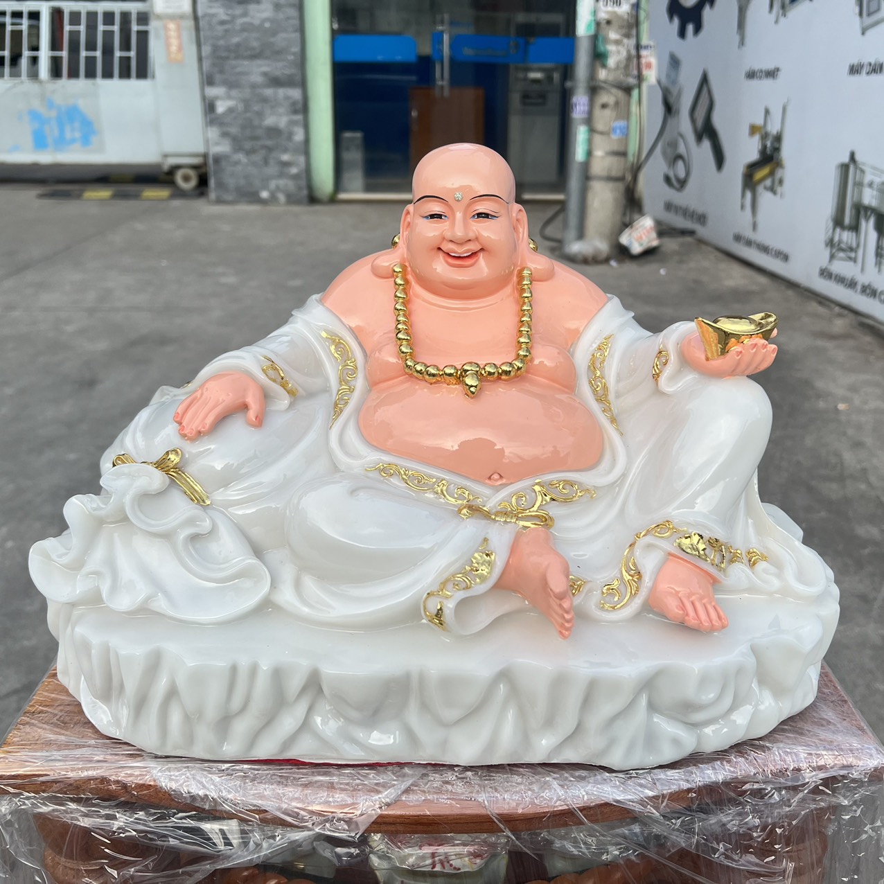 Tượng phật di lặc cầm thỏi vàng bằng đá Việt Nam ngang 42cm – Trắng