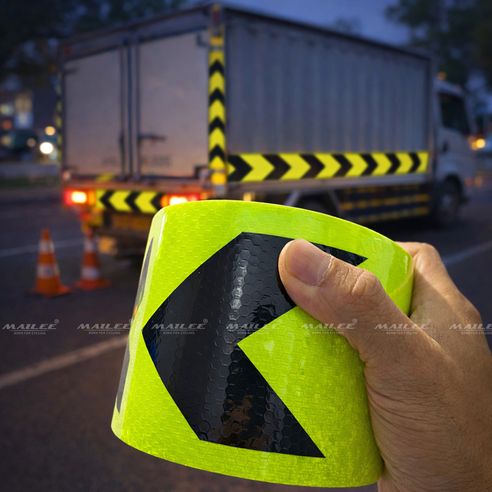 Băng Dính Phản Quang khổ rộng 10 cm x 25 mét, Cảnh Báo An Toàn Hình Mũi Tên Dùng Dán Xe Ô tô, Thùng Xe Tải, Định Hướng An Toàn, chất liệu PVC Chống Thấm Nước - Mũi Tên Xanh Đen - Mai Lee