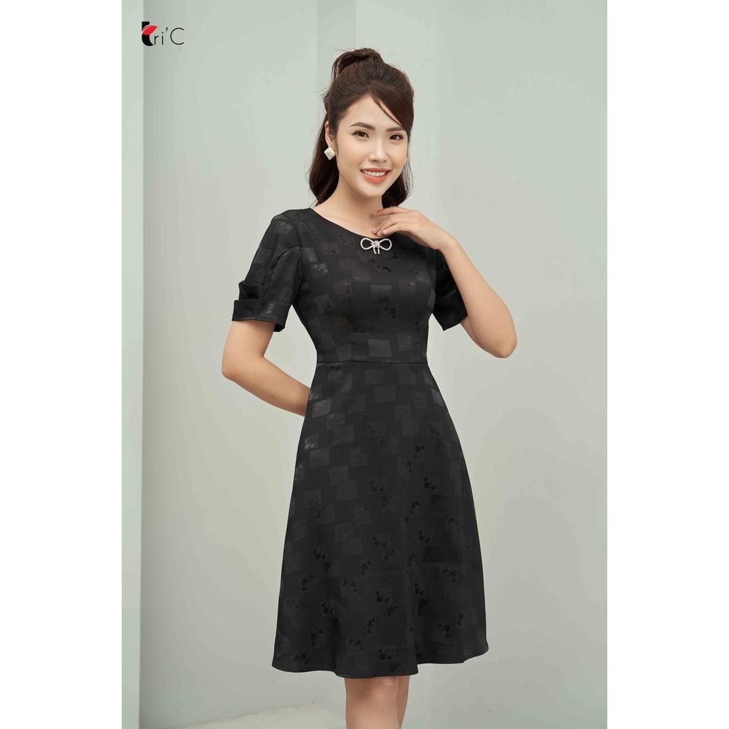 Đầm tafta lụa hoa ô, tay bồng, cài nơ đá Tri'C Luxury A23321 Đen