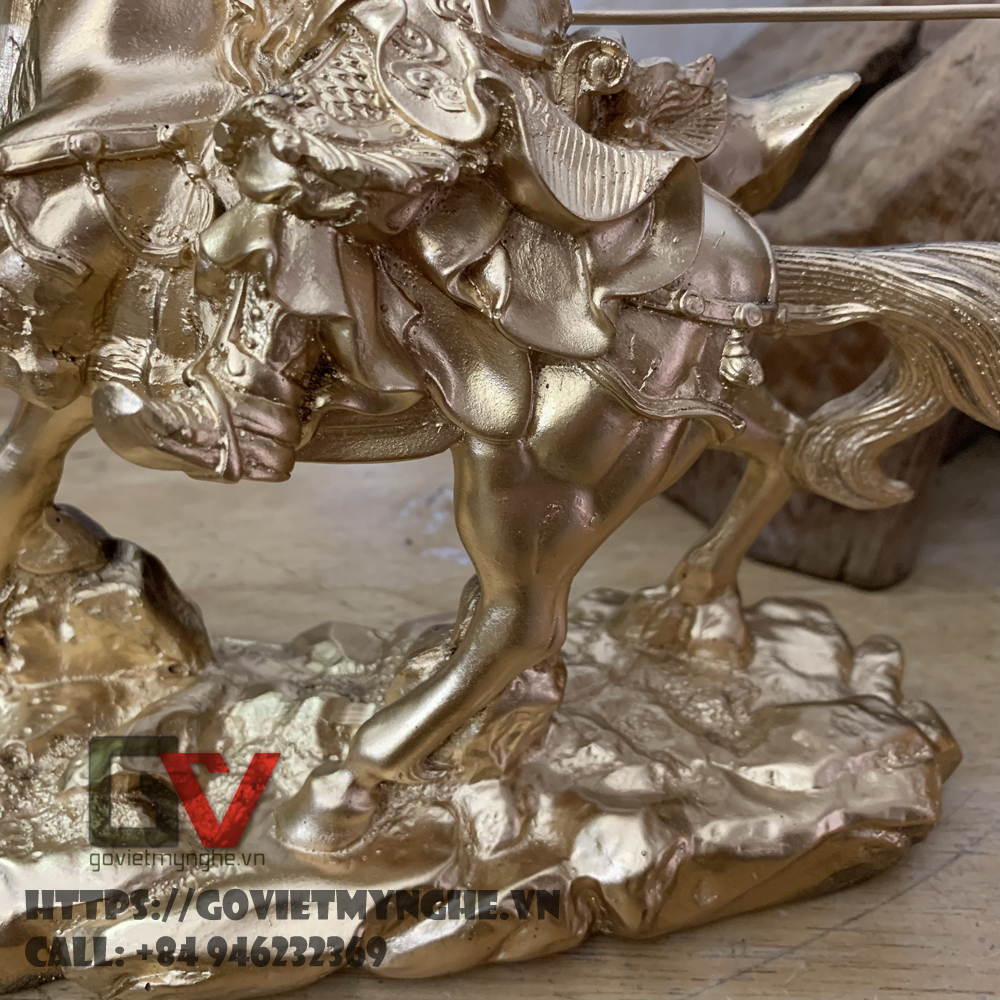 Tượng đá trang trí Quan Công phong thủy cầm đao cưỡi ngựa - Chiều dài 25cm - Đá composite - Màu nhũ đồng