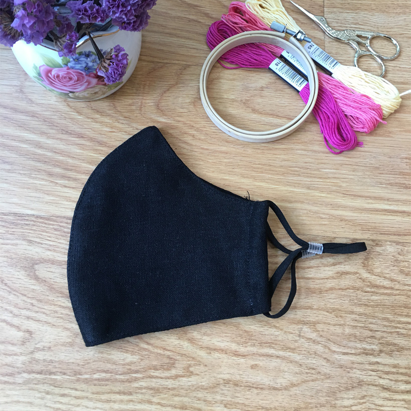 Khẩu trang thêu tay vải linen berry - Màu Đen