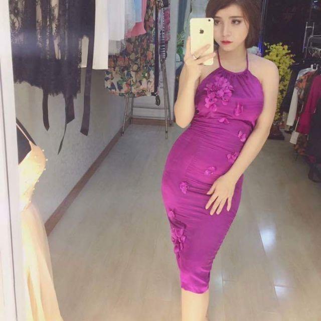 Đầm body cổ yếm đính hoa