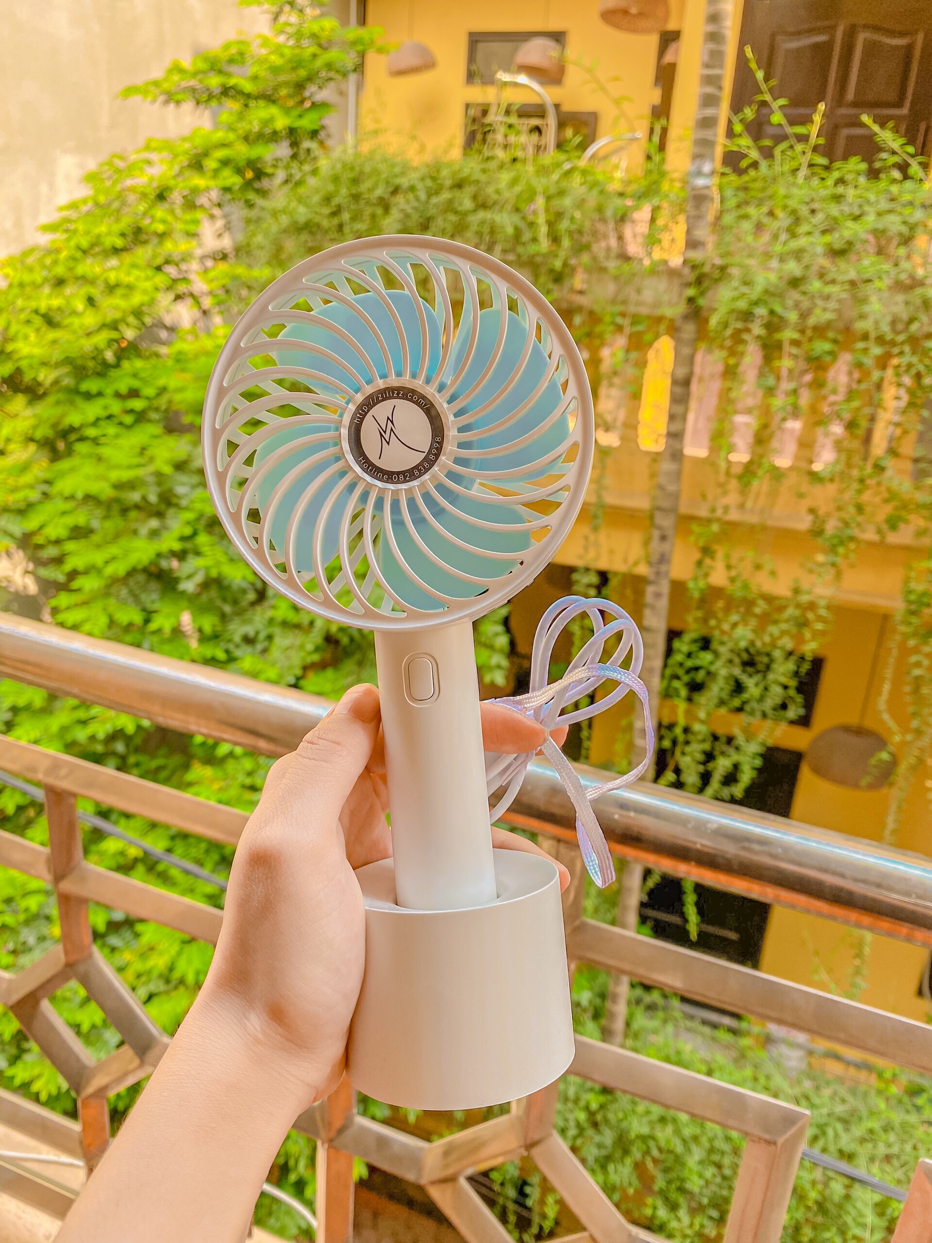 Quạt Cầm Tay Cao Cấp ZILIZZ HANDY FAN Tích Điện Tiện Lợi Kèm Cáp Sạc Và dây đeo , 3 Chế Độ Gió Siêu Mát Siêu Bền - Hàng chính hãng WF &amp;amp; ZILIZZ