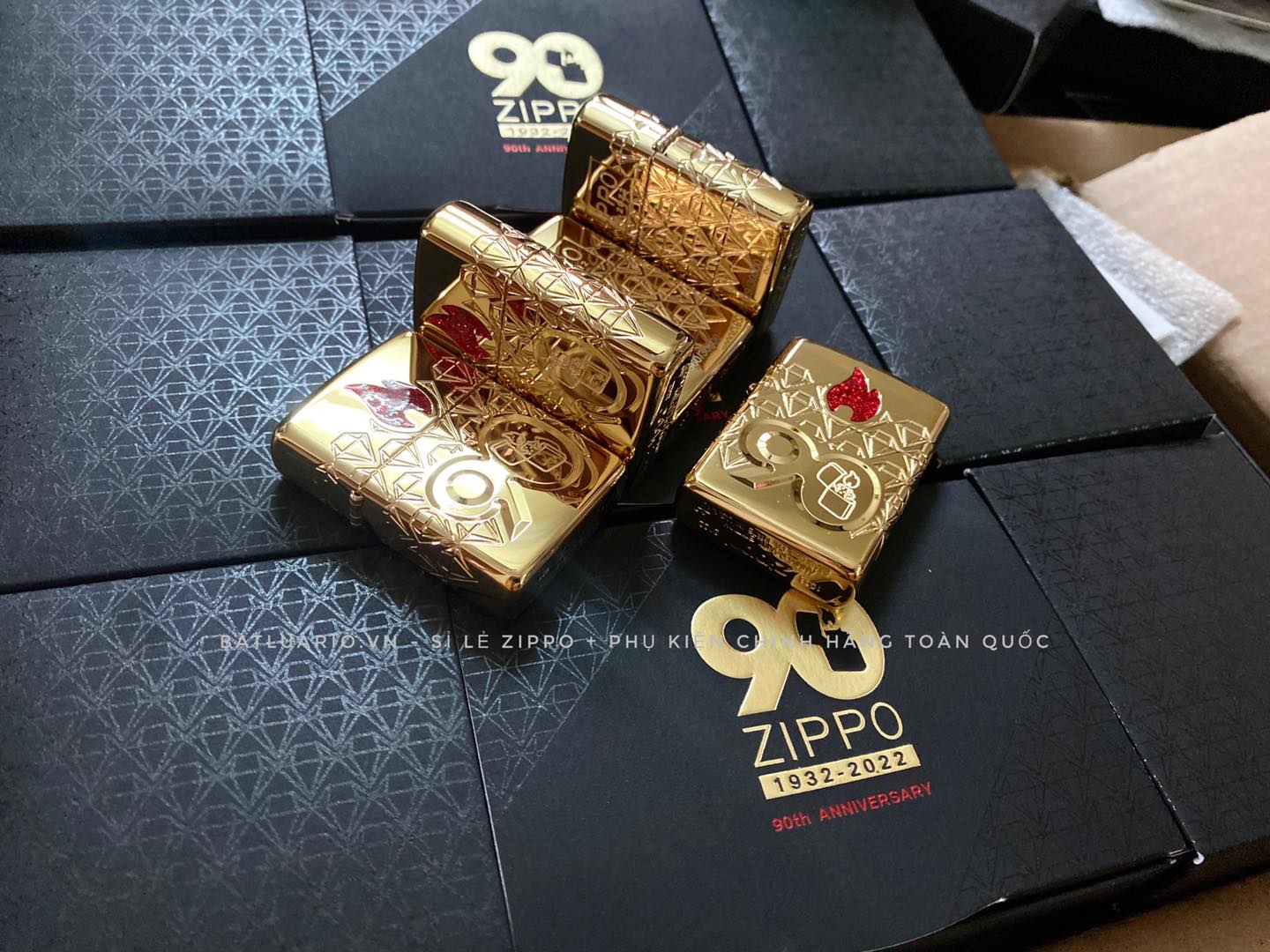 Bật Lửa Zippo 49866 – Zippo 90th Anniversary Limited Edition – Zippo 2022 Collectible Of The Year Asia – Gold Plated – Zippo Coty 2022 Asia