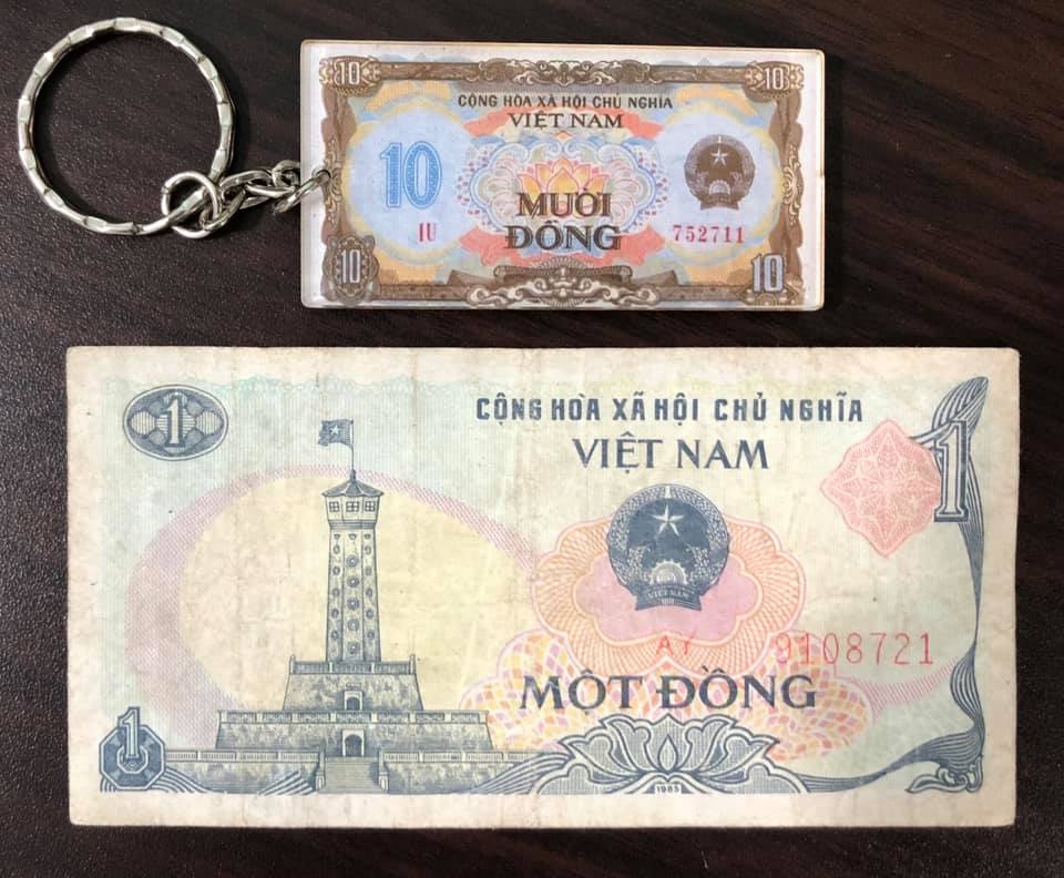 Tiền cổ Việt Nam,tờ 1 đồng 1985 (kèm móc khóa hình tiền xưa)