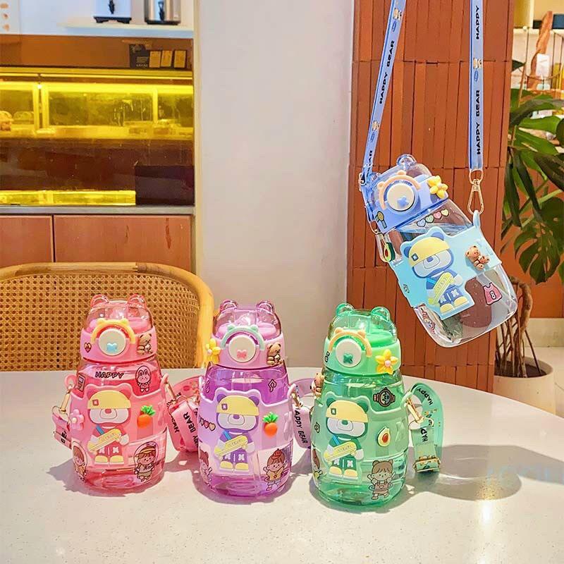 BÌNH NƯỚC NHỰA TRÒN BẦU HÌNH GẤU 600ML TÍCH HỢP ỐNG HÚT NẮP BẬT MỞ CHỐNG TRÀN KÈM DÂY ĐEO STICKER XINH XẮN ĐÁNG YÊU