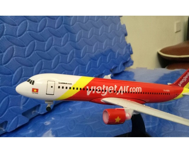 Mô hình máy bay tĩnh A320 Vietjet 20cm có bánh xe