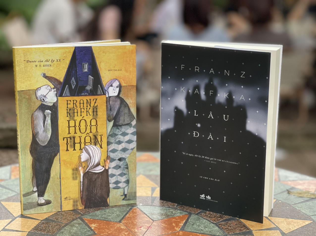 (Combo 2 cuốn Franz Kafka - Tái bản 2023) LÂU ĐÀI (Lê Chu Cầu dịch) – HOÁ THÂN (Đức Tài dịch) – Nhã Nam