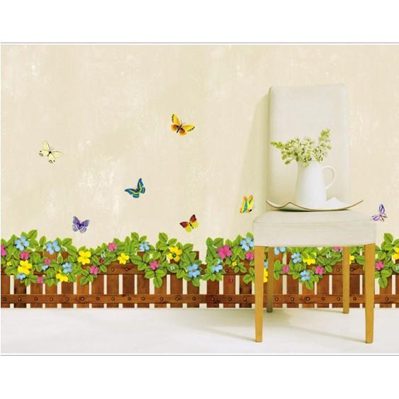 Decal trang trí chân hàng rào gỗ Hoa nhiều màu và Bướm