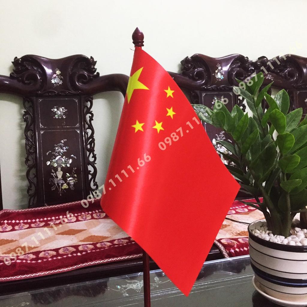 Cờ Để Bàn Đế gỗ Cắm 1 cờ In Kỹ Thuật Số 3D Chất Liệu Vải Phi Bóng