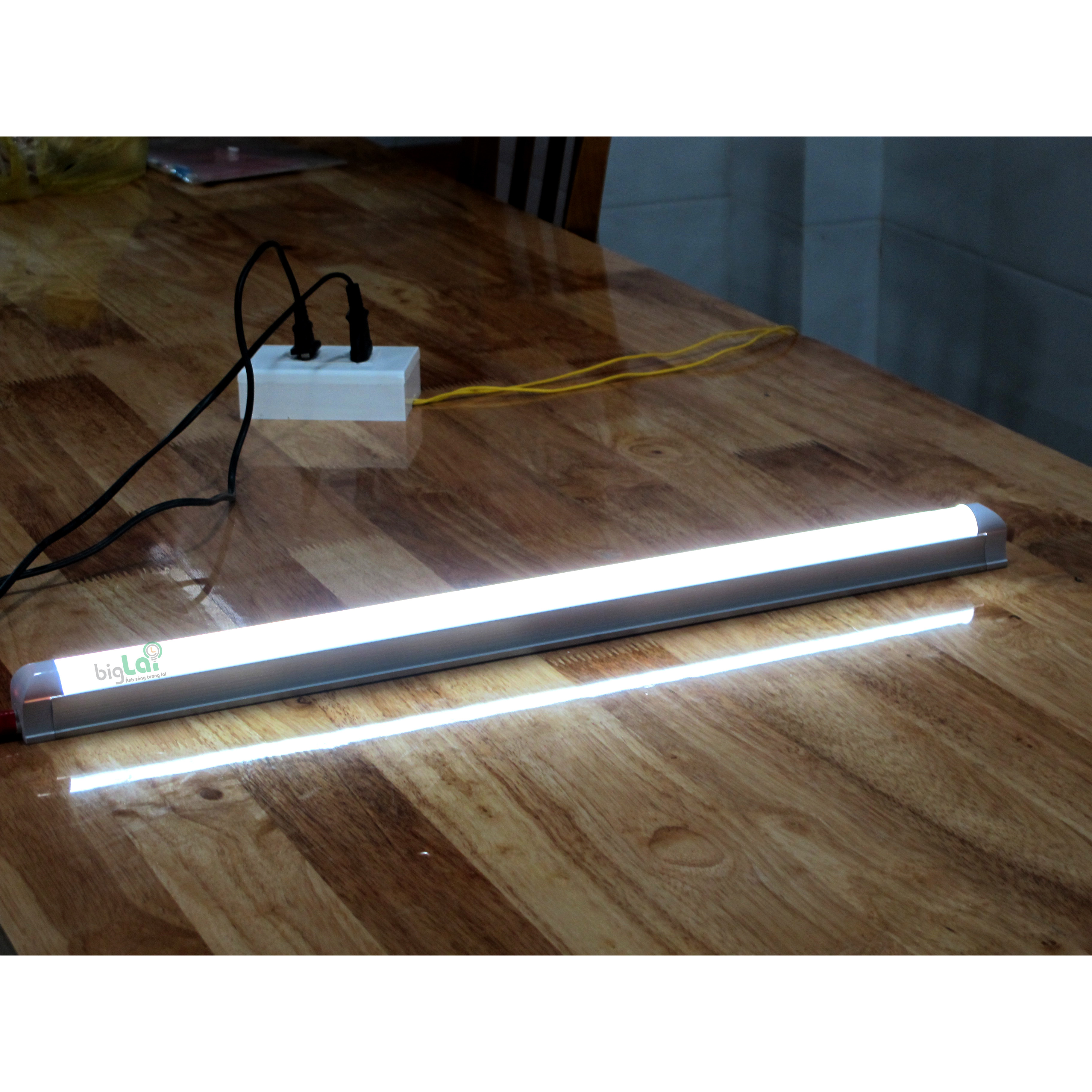 ĐÈN TUÝP LED (T8) 60CM 8W LIỀN MÁNG BIGLAI