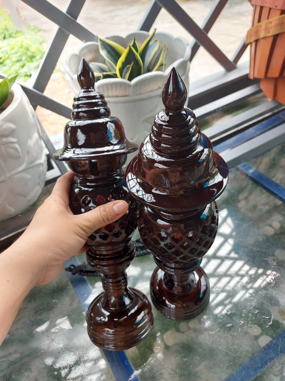 Cặp đèn thờ gỗ xà cừ cao 34cm