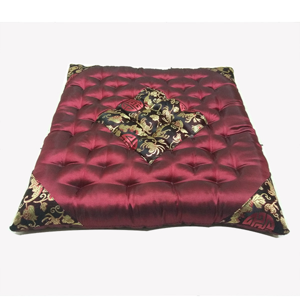 Đệm ngồi, ruột bông ép đã xử lý nhiệt, mặt lụa thêu hoa văn, kích thước: 40cm x40cm x 5cm