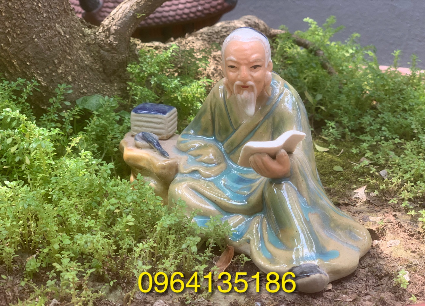 Tượng tiểu cảnh khổng tử đọc sách d18cm gốm sứ Bát Tràng