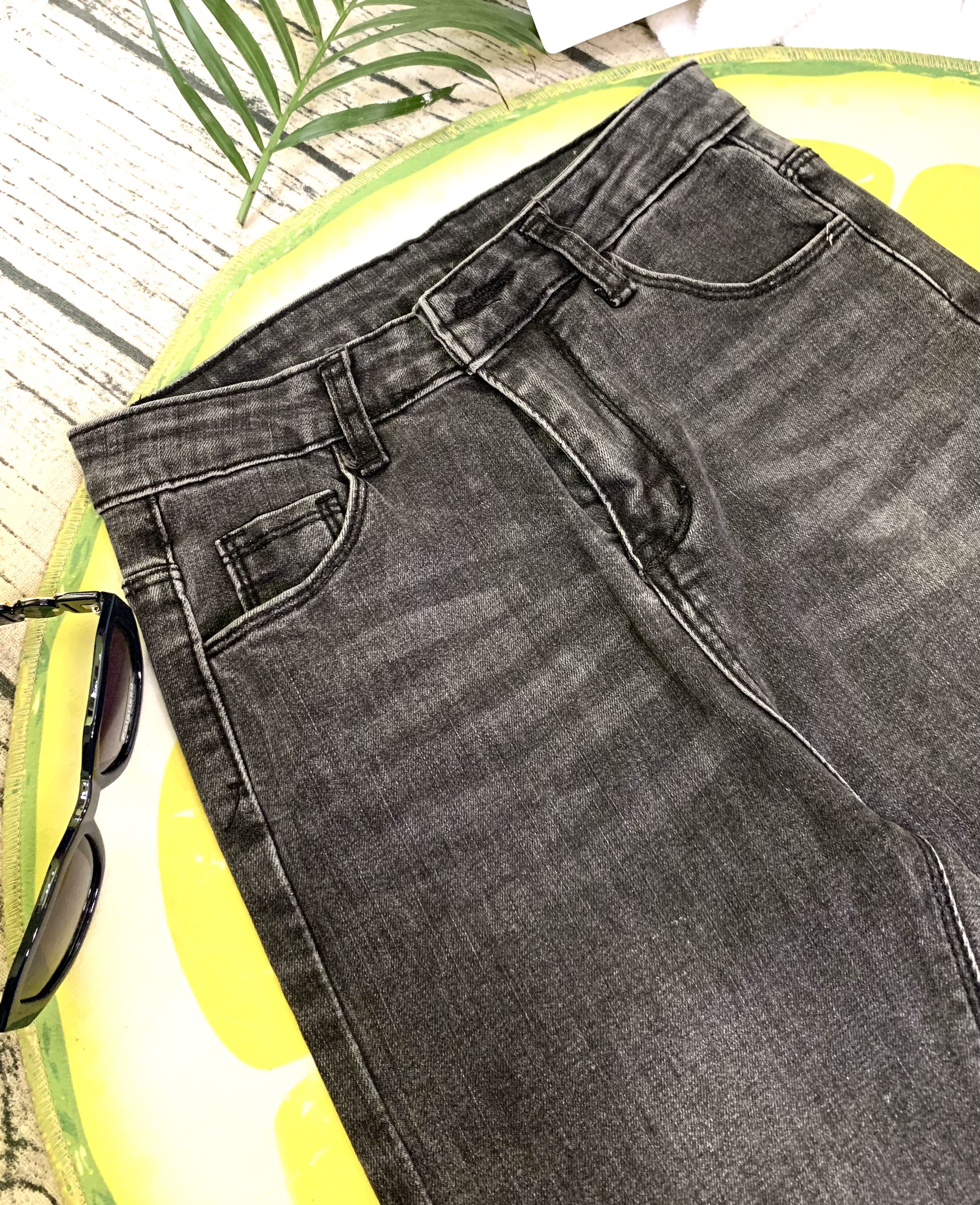 Quần jeans đen ống côn lai tua rua