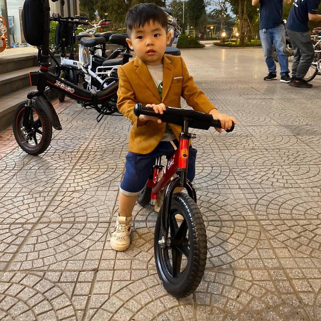 Xe thăng bằng cho bé 18 tháng đến 5 tuổi