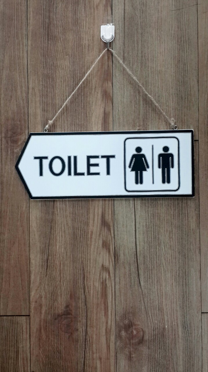 Bảng treo chỉ dẫn toilet hai mặt bằng gỗ in sơn