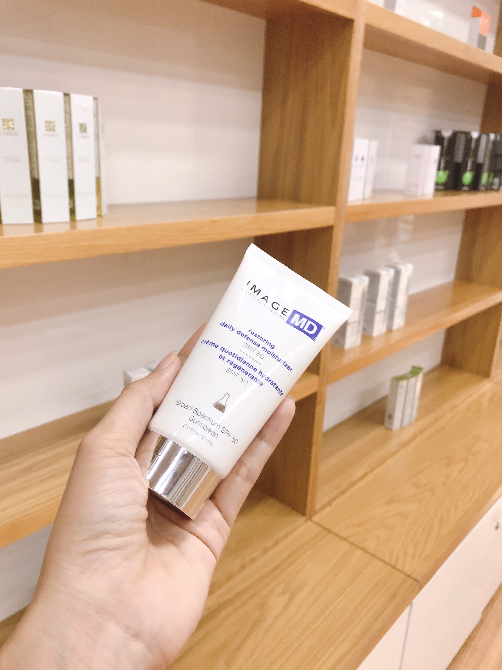 Kem chống nắng ngăn ngừa lão hóa Image Skincare Restoring Daily Defense Moisturizer 50