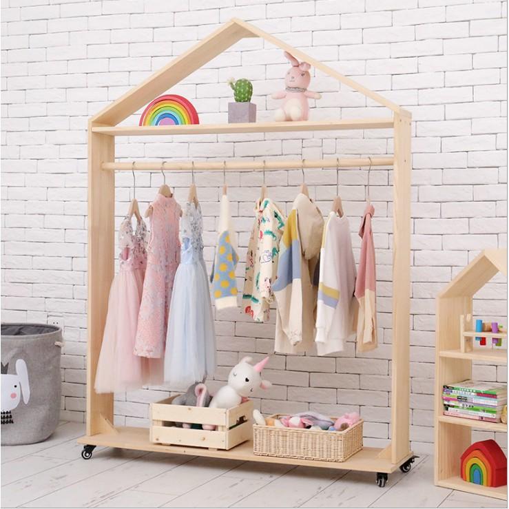 Kệ gỗ treo đồ Kệ treo quần áo shop trẻ em  giá treo quần áo có bánh xe trang trí shop thời trang