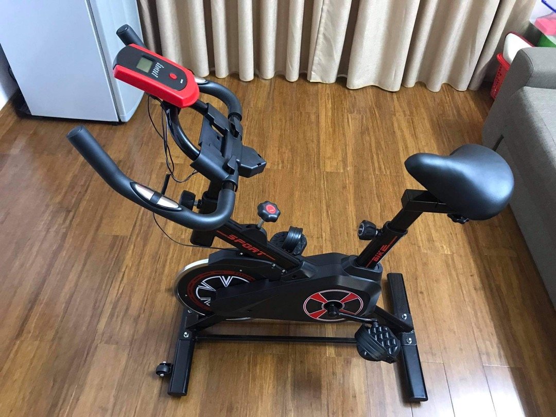 Xe đạp tập gym, xe đạp tập tại nhà loại 1 , xe đạp thể thao  dụng cụ tập gym tại nhà, bàn đạp kiểu lồng chân, yên xe và tay nắm có thể chỉnh độ cao, gọn gàng, không diện tích