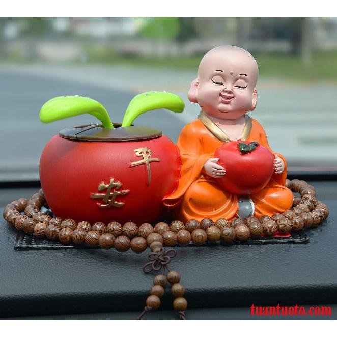 Tiểu hòa thượng và cây lắc lư để trên ô tô