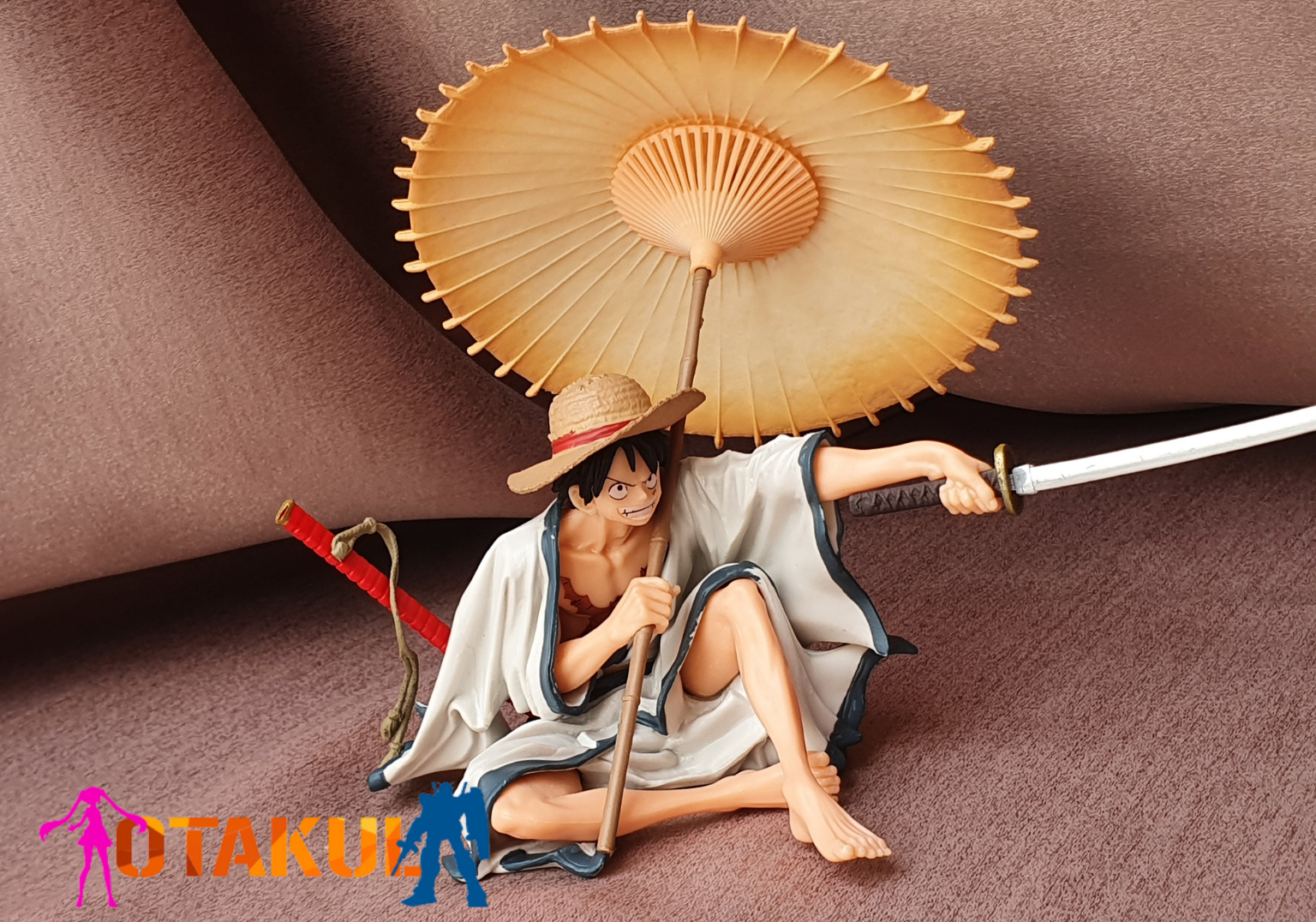 Mô Hình Figure Monkey D. Luffy Tư Thế Ngồi Cầm Ô - One Piece