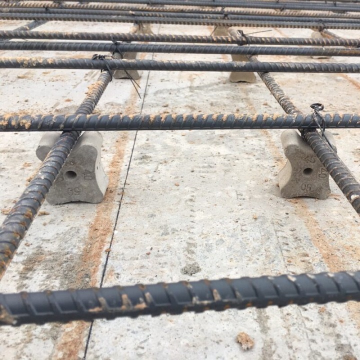 Con Kê Bê Tông 25/30mm Có Lỗ Buộc Dây Thép