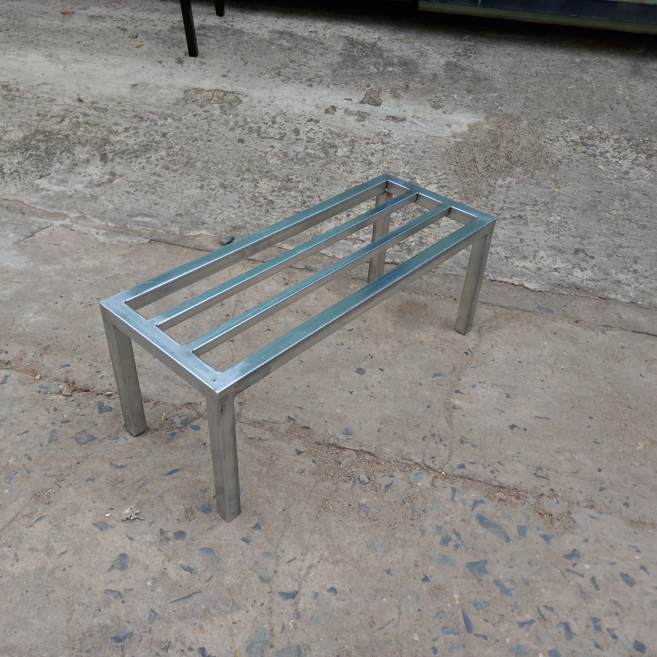 Kệ sắt Dài 50cm, Rộng 20cm, Cao từ cm, có 2 nan phụ, chất liệu thép hộp 20*20mm mạ kẽm, chân có nút nhựa chống trượt, dùng để chậu cây hoa cảnh