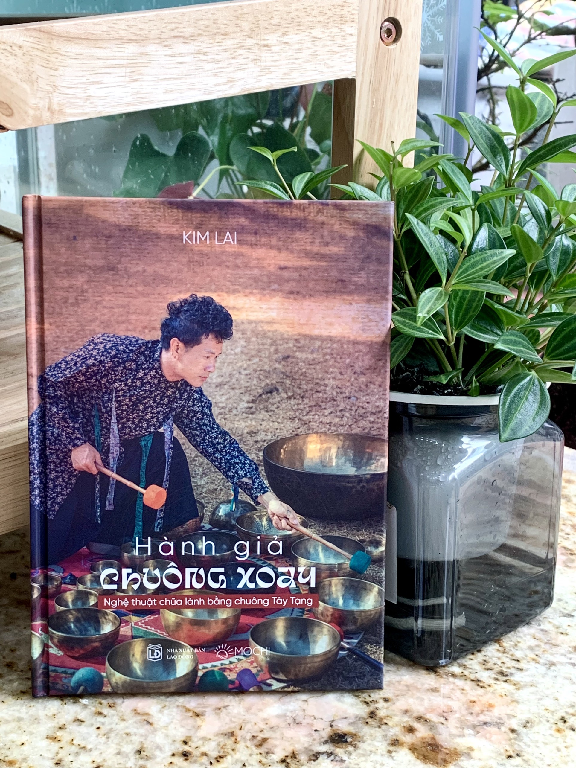 Sách - Hành giả chuông xoay: Nghệ thuật chữa lành bằng chuông Tây Tạng