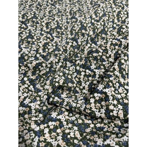 Vải lụa tằm ko co giãn họa tiết hoa nhí trắng nền xanh rêu