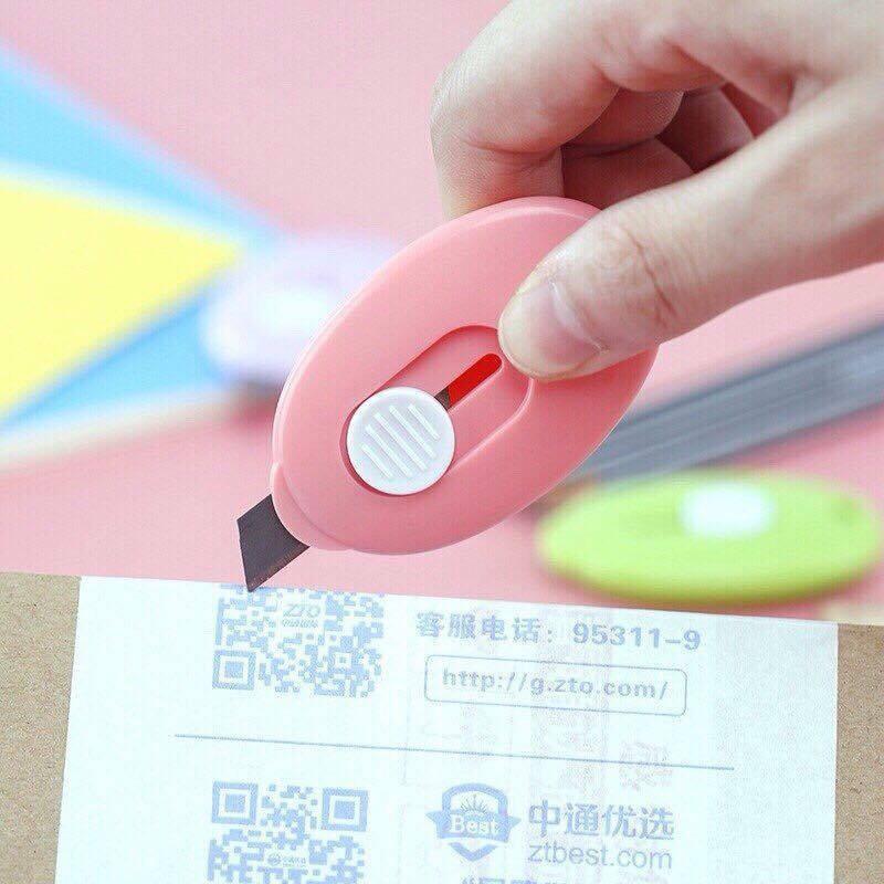 Combo 50 MÓC KHÓA KÈM DAO RỌC GIẤY MINI DELI 00249