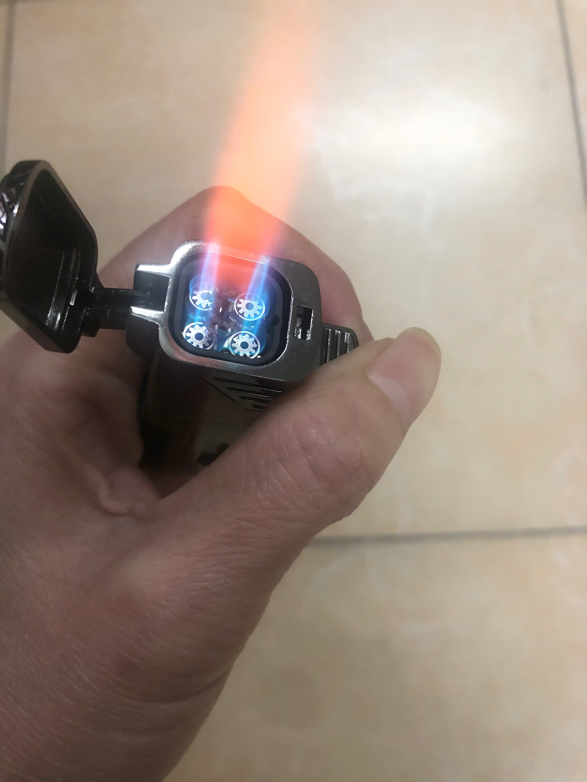 Vỏ hộp quẹt bật lửa khò 4 tia kèm đục, có ô quan sát dung lượng ga COB-002