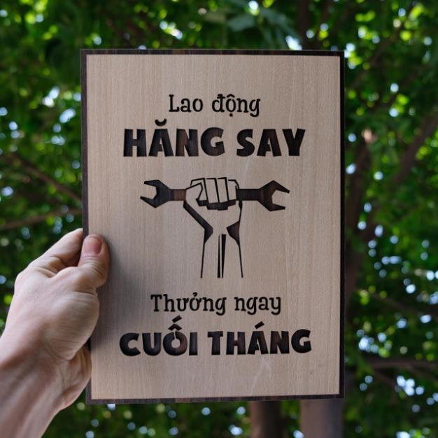 Tranh gỗ treo tường_Lao động hăng say thưởng ngay cuối tháng_CRN_01 . KÍch thước 54x40cm