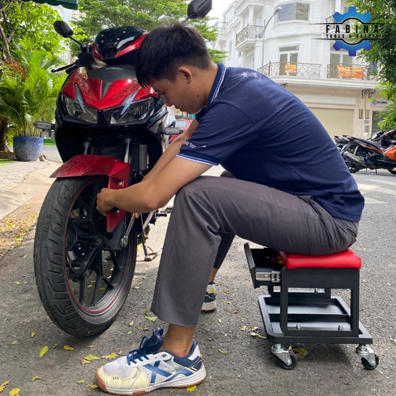 Ghế ngồi sửa chữa xe có ngăn kéo màu đen đệm màu đỏ