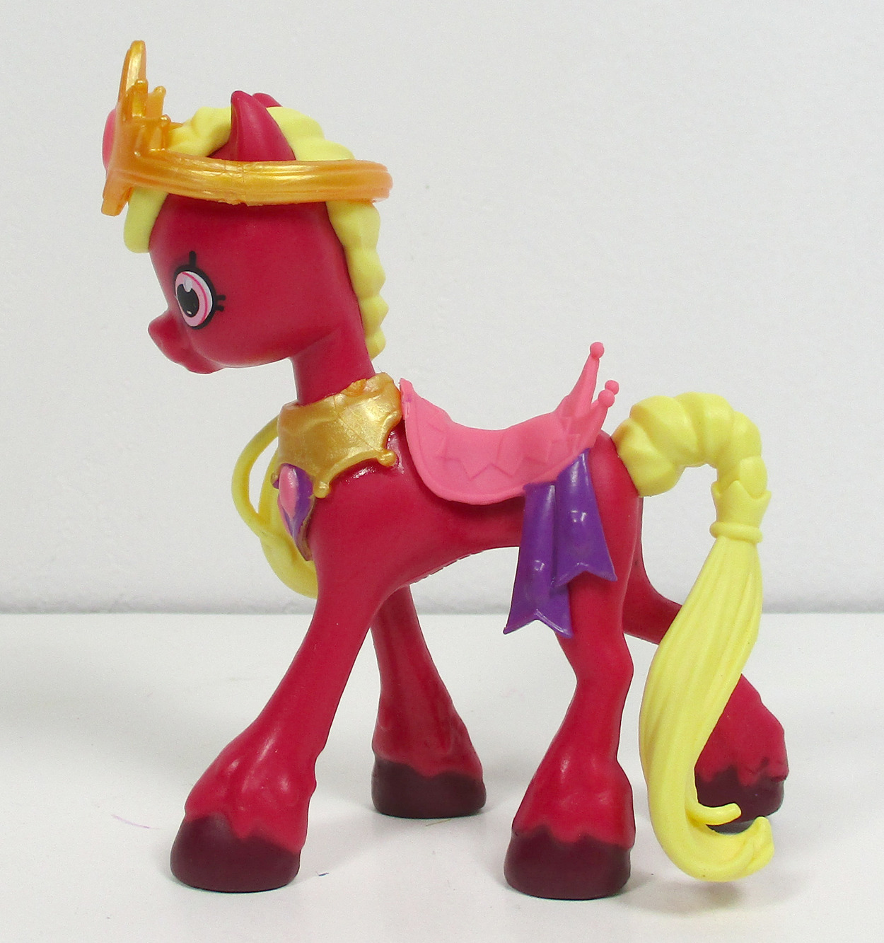 Hộp - Mô hình Bé Ngựa Hoàng gia RUBY màu đỏ kèm Vương miện